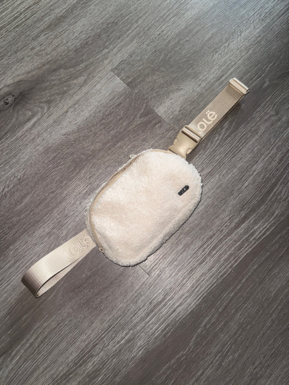 Loïe Plush Belt Bag in Cream